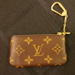 NWT louis vuitton monogram key cles *BRAND NEW - COMES WITH BOX, DUST BAG & BOW*